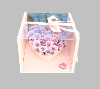 Прозрачная подарочная коробка в форме сердца из роз