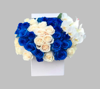 Простая коробка с сине-белыми розами и орхидеями