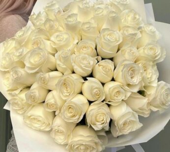 Սպիտակ վարդերի ծաղկեփունջ