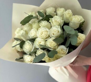 Սպիտակ վարդեր և էվկալիպտ